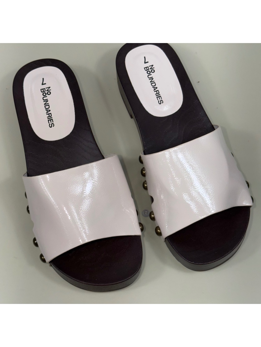 No Boundaries White Studded Slide Sandals Women’s Size 7